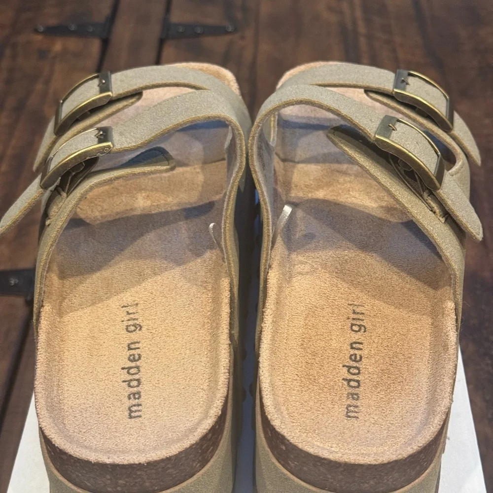 Madden Girl Babes Flatform Sandal (NWOT)